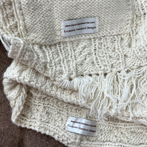 Mountain Masche Hornby Island Knit Scarf, Gloves, Beanie Cable Knit Set - Picture 9 of 10